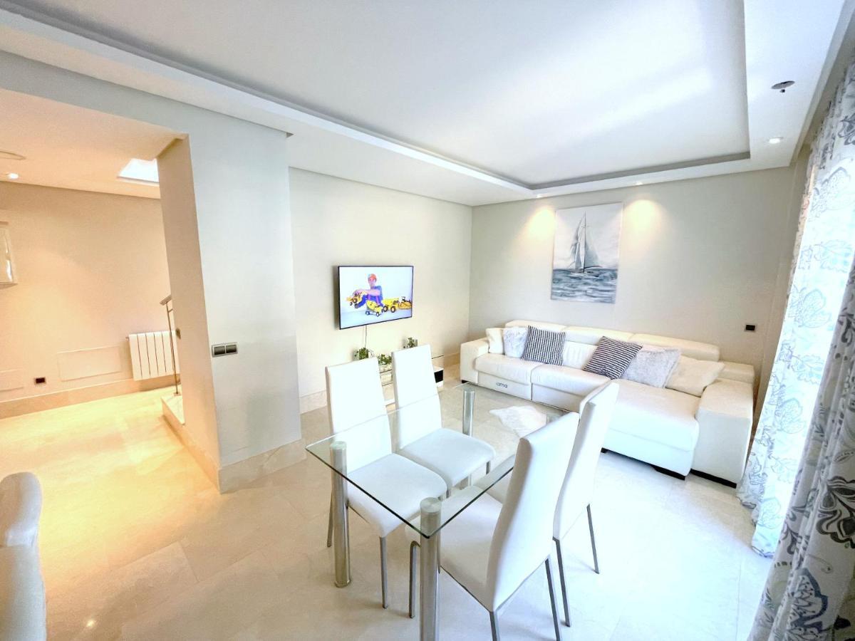 Brand New Modern 2 Bdrms Duplex Penthouse . Sea Views. 3 Min Walk To Beach! Lejlighed Benalmádena