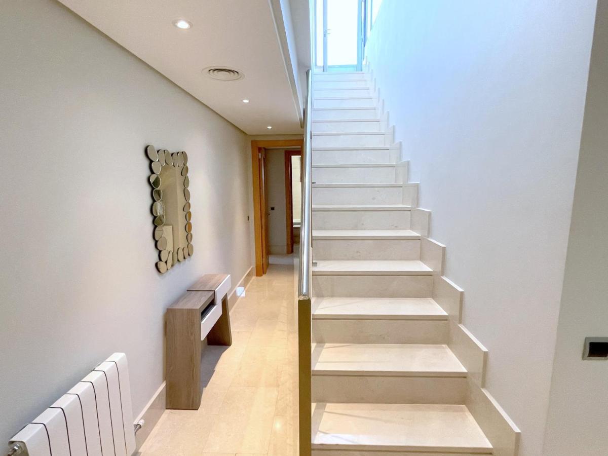 Brand New Modern 2 Bdrms Duplex Penthouse . Sea Views. 3 Min Walk To Beach! Lejlighed Benalmádena