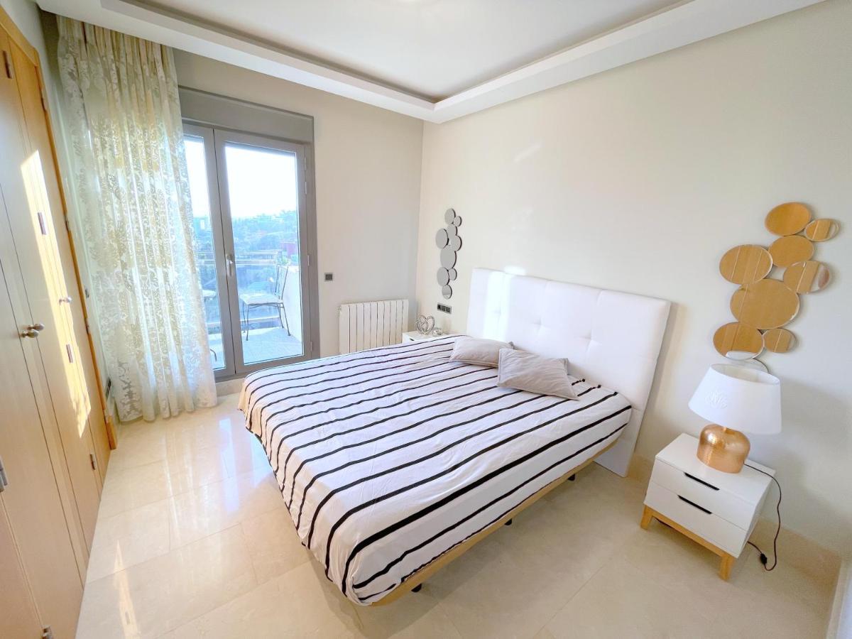 Brand New Modern 2 Bdrms Duplex Penthouse . Sea Views. 3 Min Walk To Beach! Lejlighed