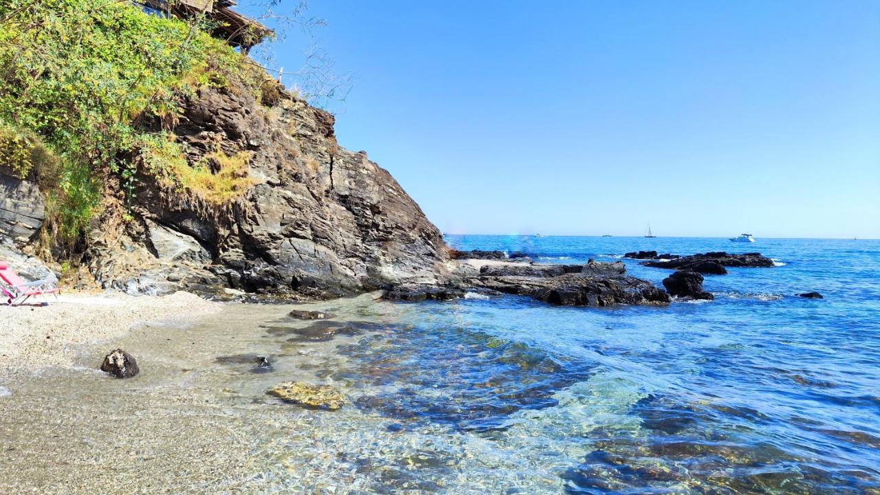 Brand New Modern 2 Bdrms Duplex Penthouse . Sea Views. 3 Min Walk To Beach! Lejlighed